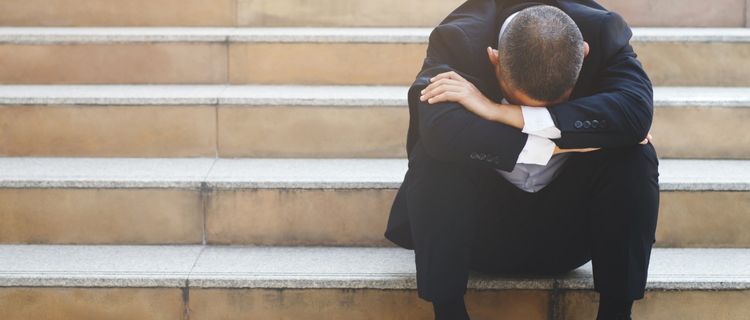 悩むサラリーマン