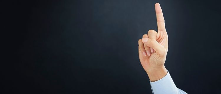 指を立てる人