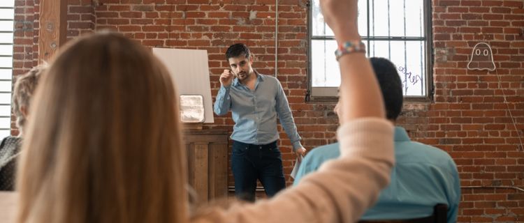 手を上げて質問する人