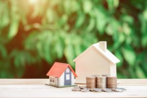 積み上げたお金と家